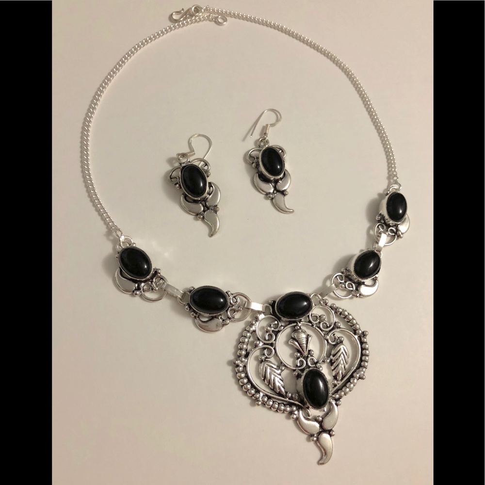 ✨🎀BLACK ONYX NECKLACE AND EARRINGS SET🎁🎁✨